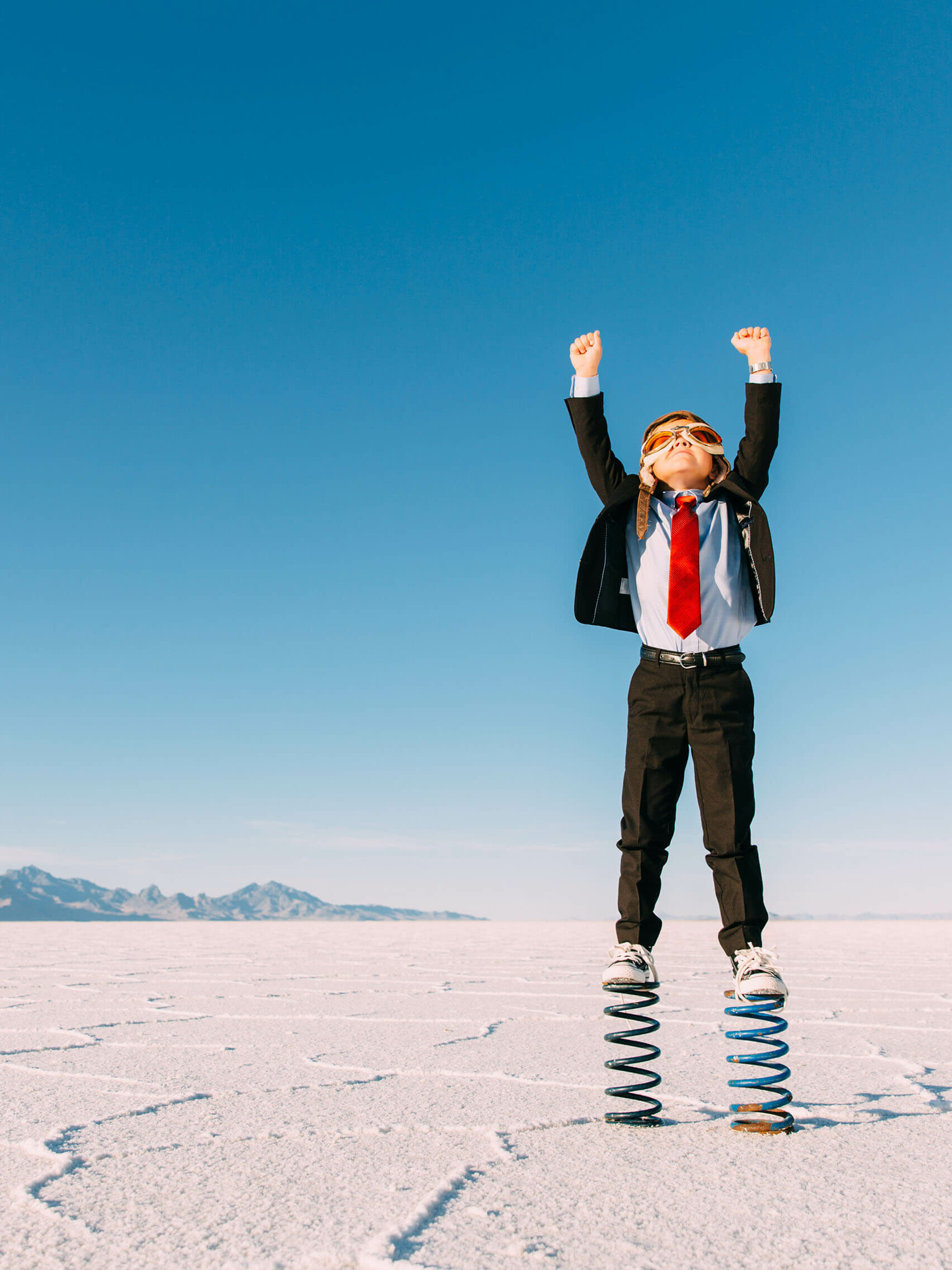 小男孩跳到空中