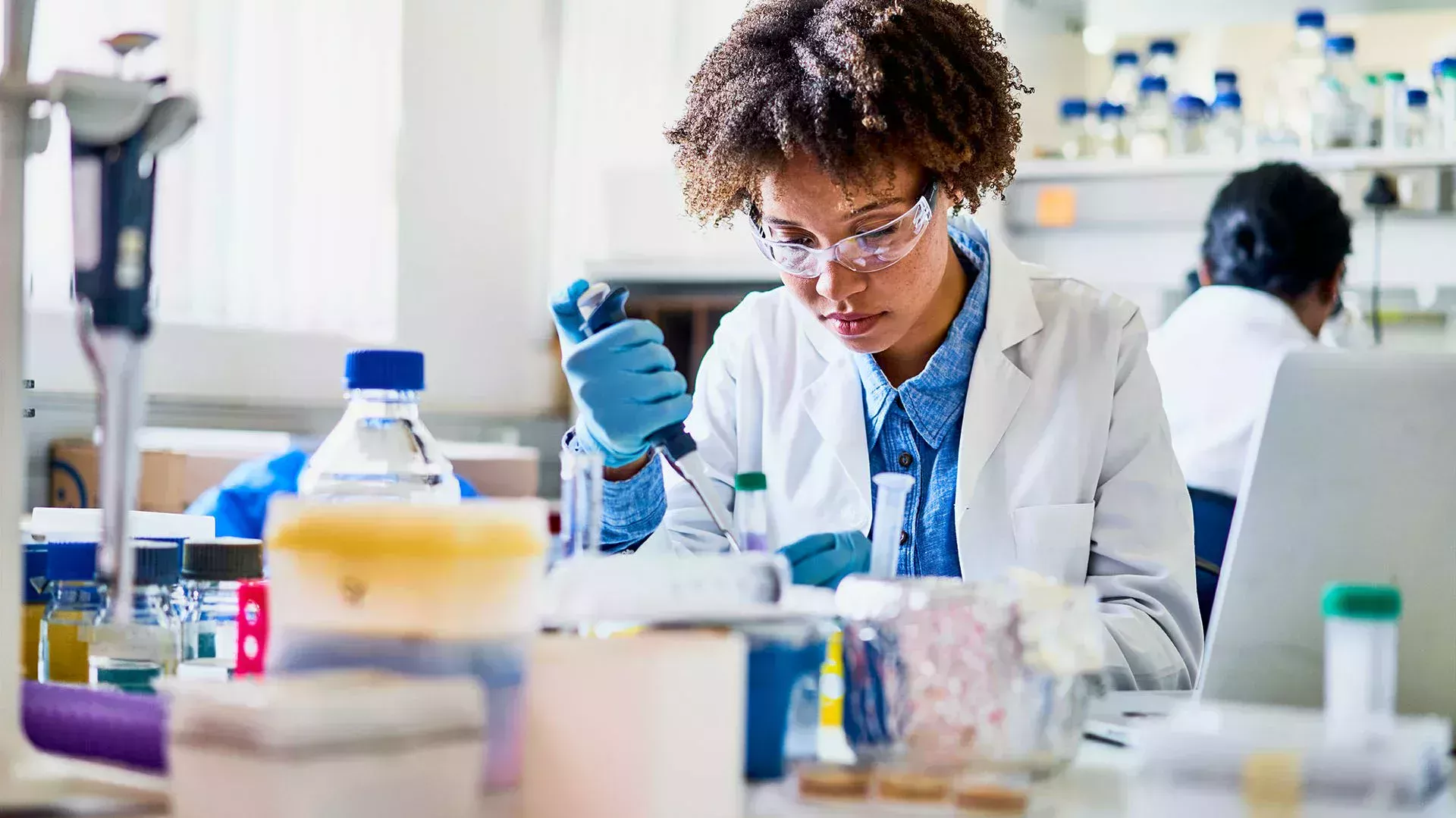 在实验室做实验的妇女