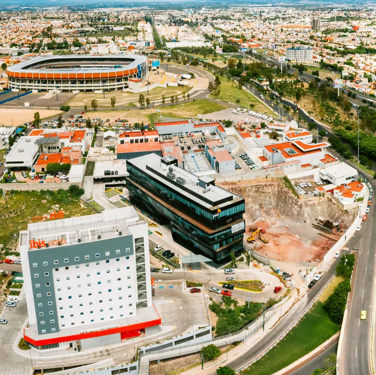 从高空俯瞰建筑密集的城市