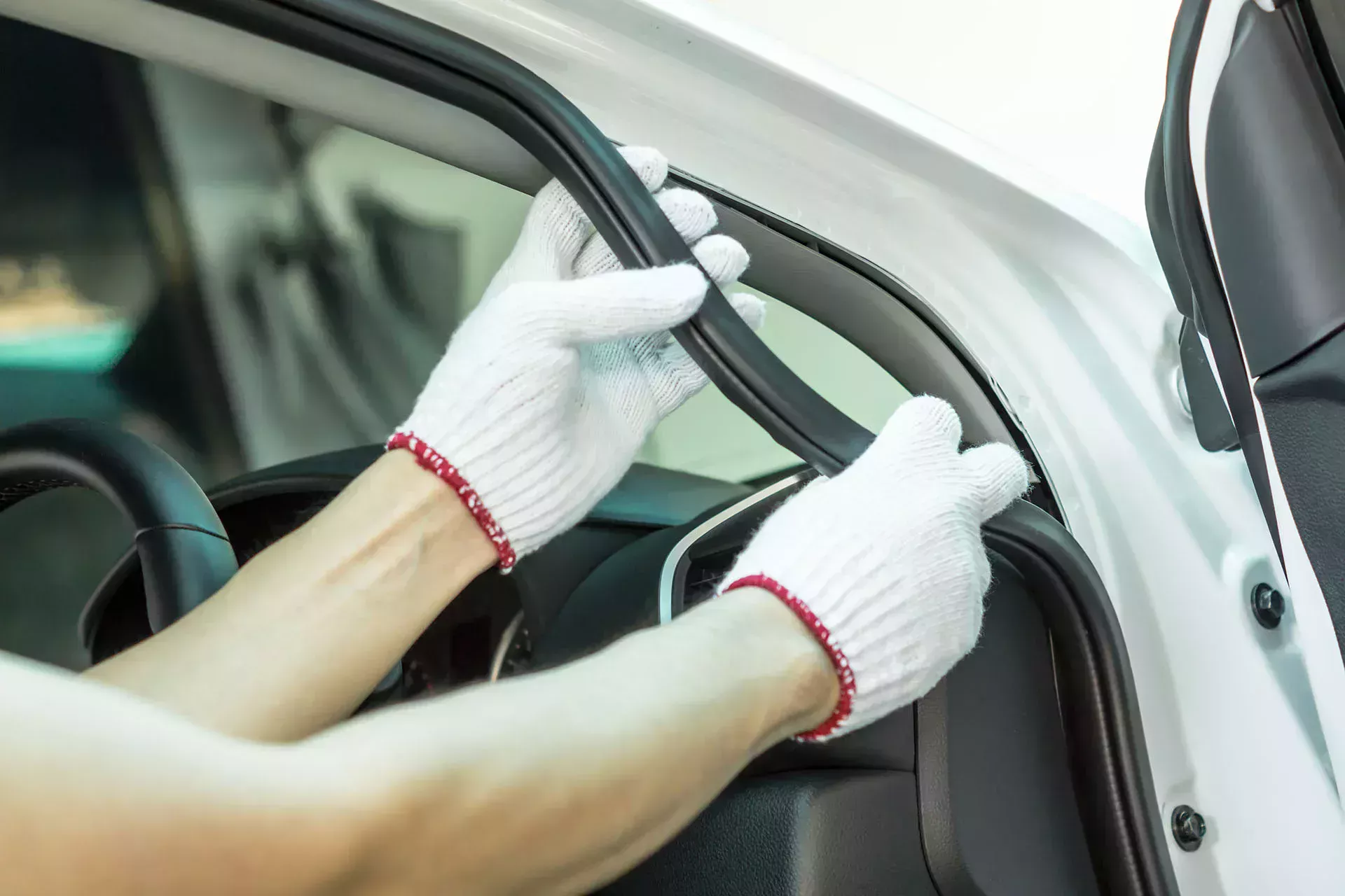 黑色密封条插入门的凹槽中