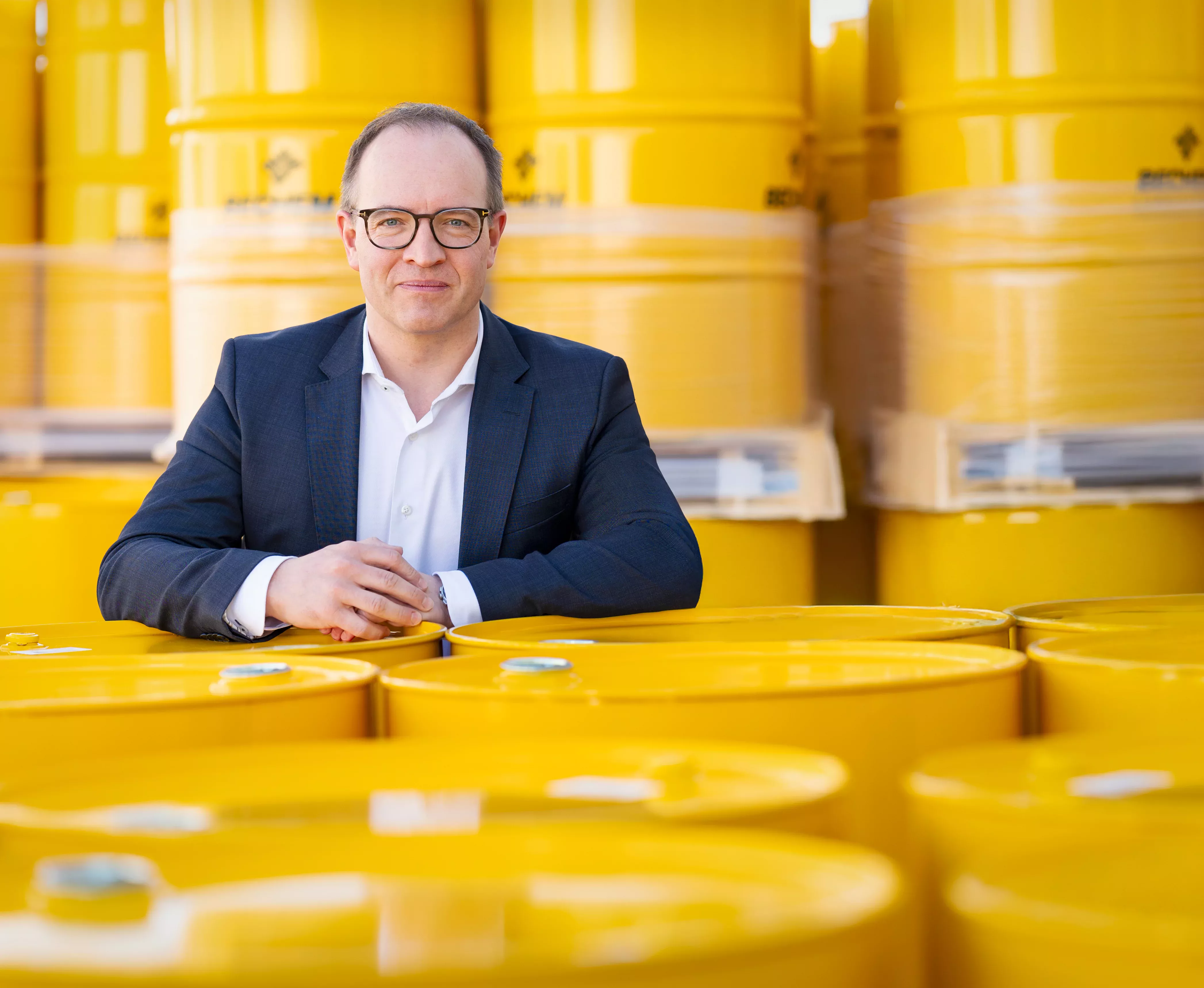 Chistoph Hundertmark 站在黄色桶前