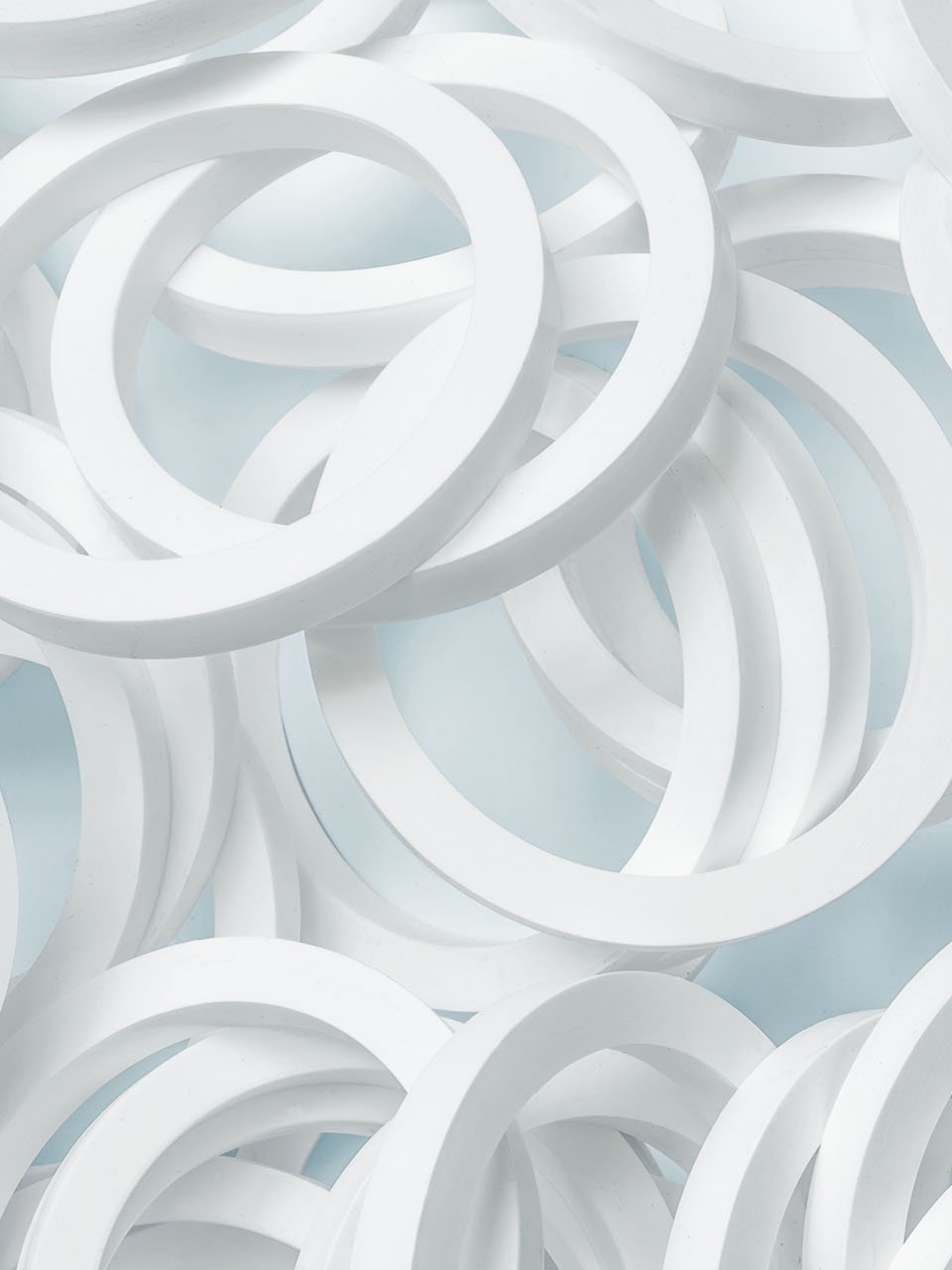 浅蓝色背景上有许多白色 O 形环