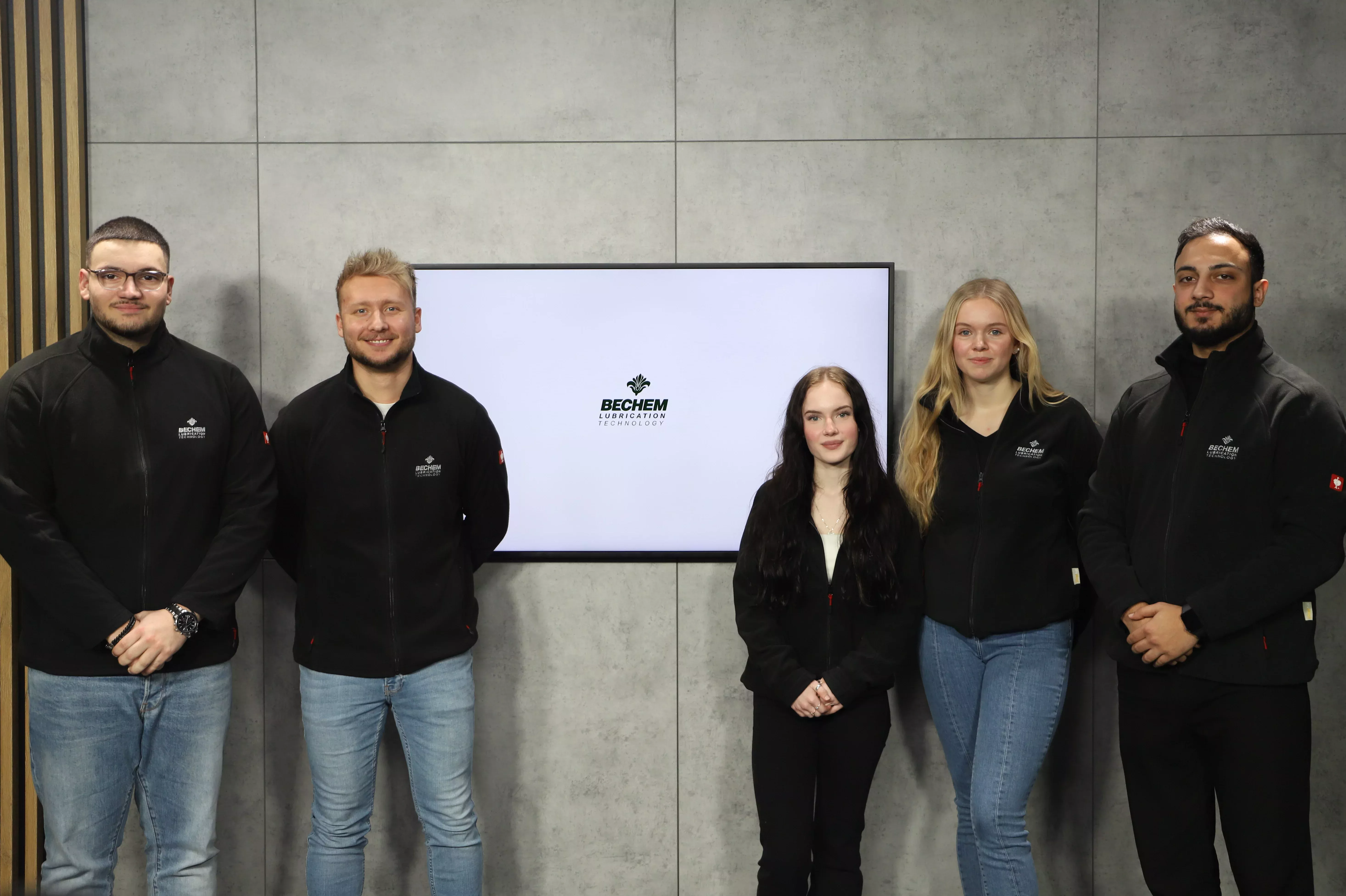 四个人站在电影制片厂里，介绍