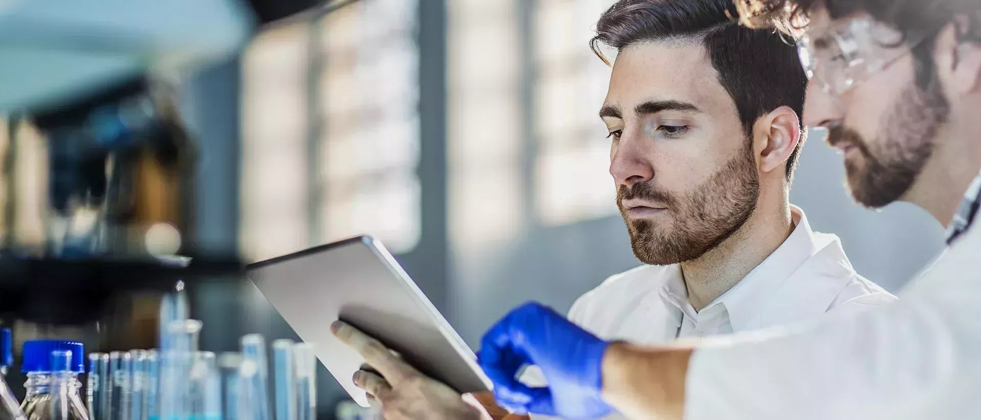 两位科学家进行测量