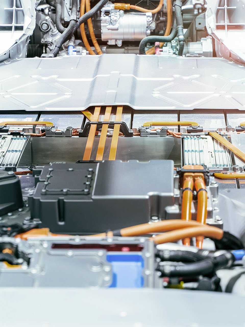 从下方看电动汽车