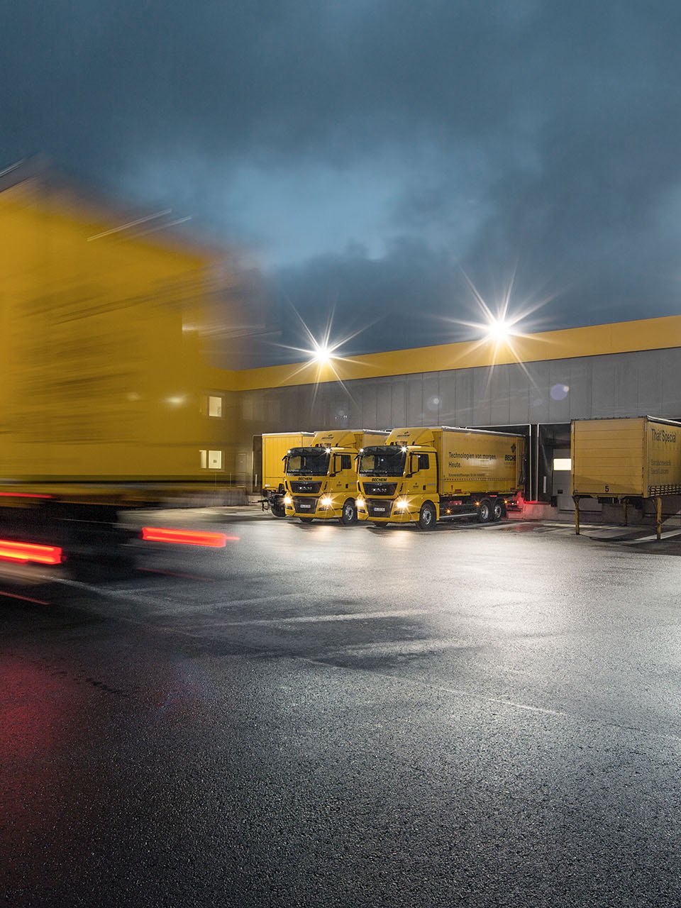 BECHEM 货车驶出物流中心。