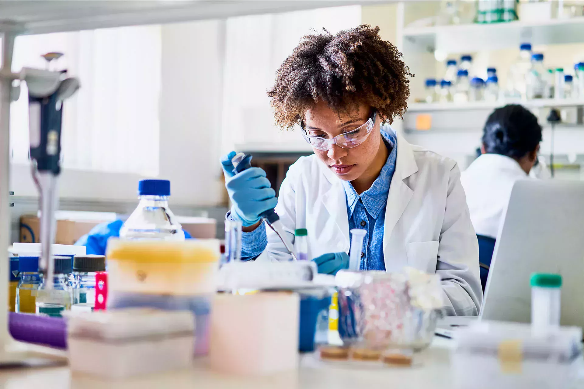 在实验室做实验的妇女