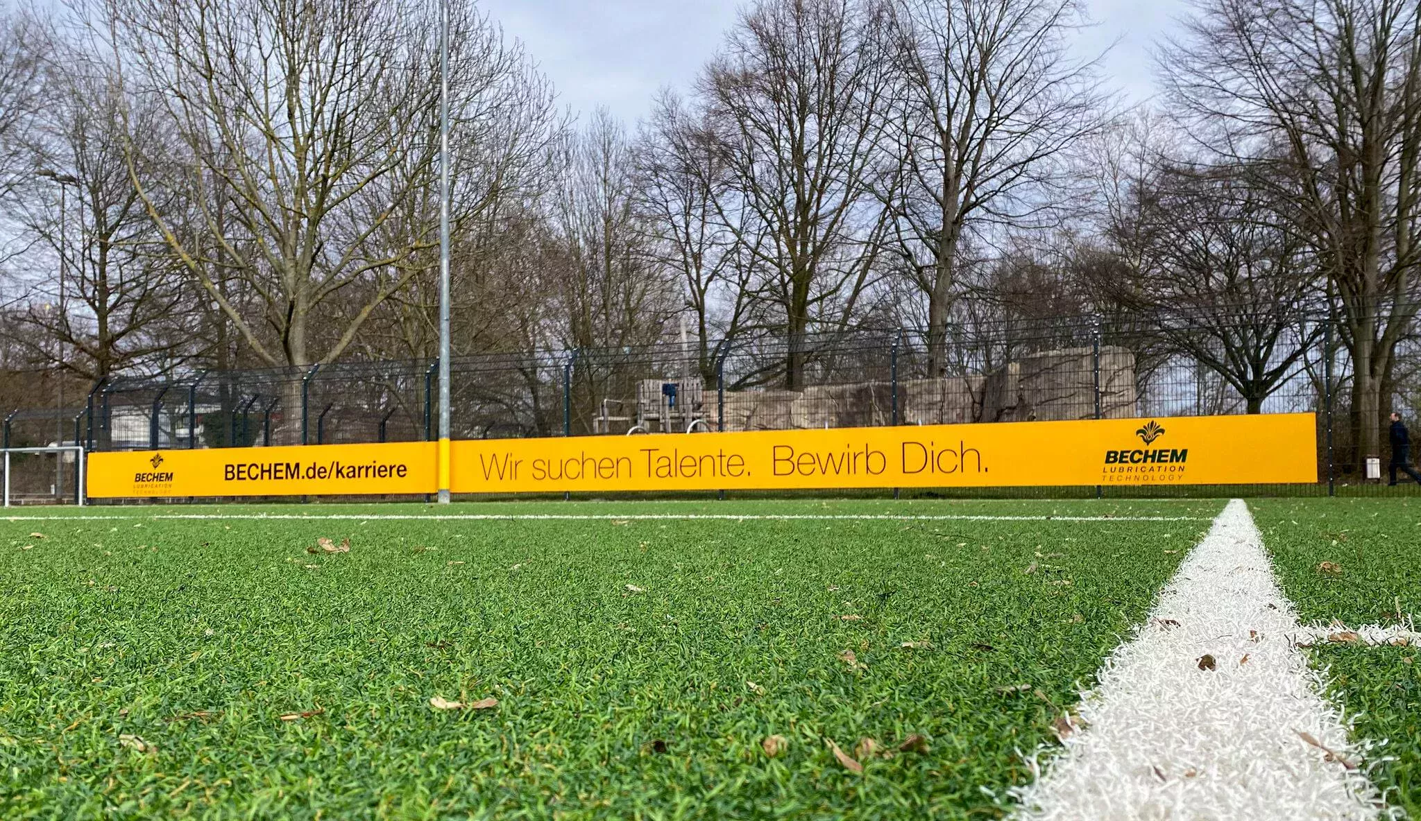 BECHEM 足球场上的广告带